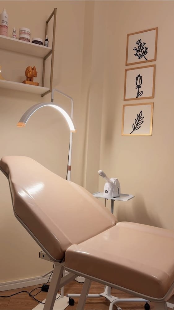 Maca de atendimento com luminária LED de precisão, vaporizador facial e prateleira de produtos