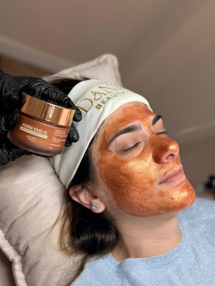 Aplicação de máscara regeneradora durante limpeza de pele na Daniele Beauty Clinic